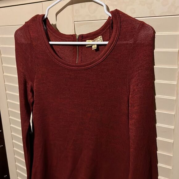 Princess Vera Wang size small longer length sweater with layered detail - Picture 3 of 7